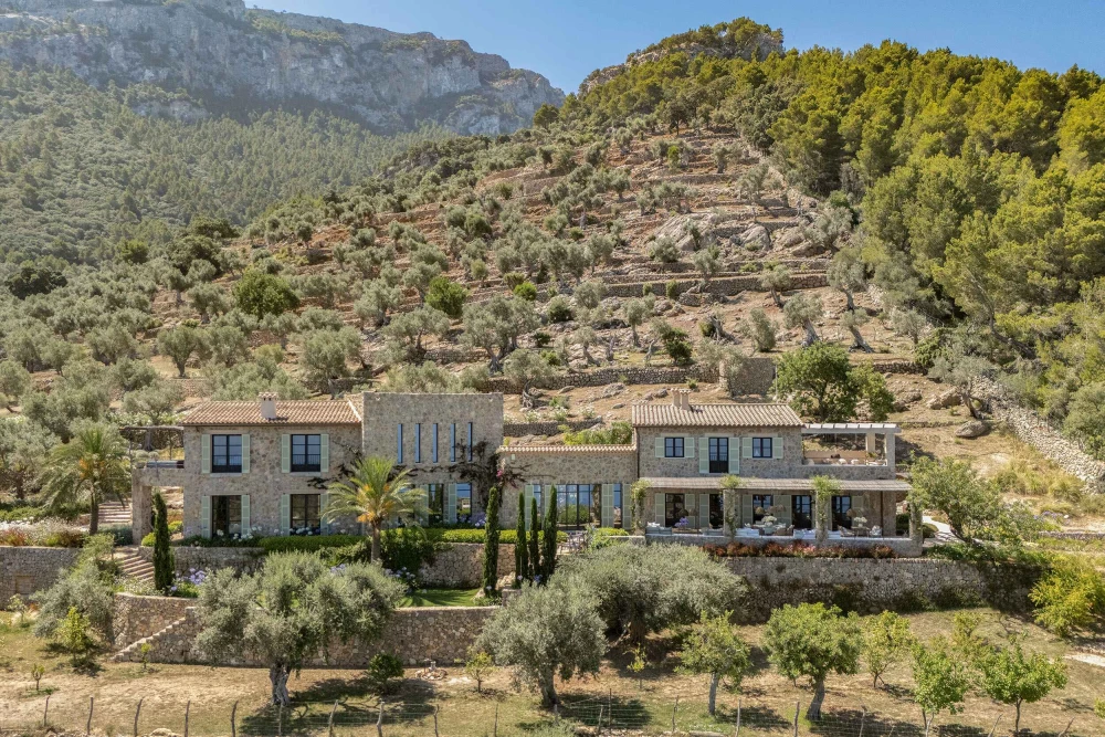 Imagen de una propiedad en Mallorca con vistas al paisaje circundante.